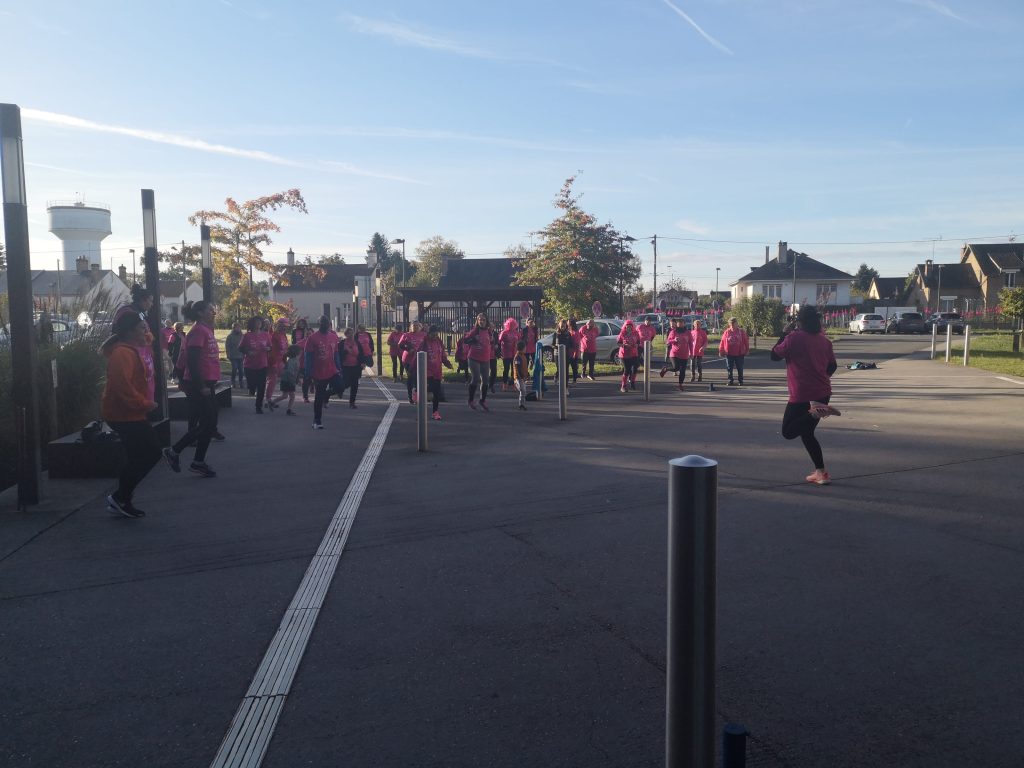 Echauffement des participants avant le départ pour la randonnée