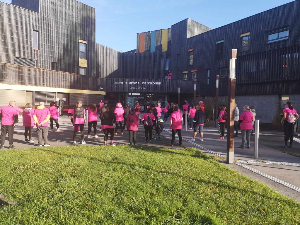 Echauffement des participants avant le départ pour la randonnée
