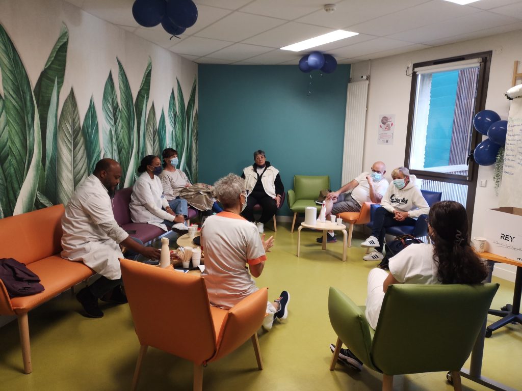 Avec la présence du gériatre, de l'assistante sociale, des ergothérapeutes avec la participation des aidants.