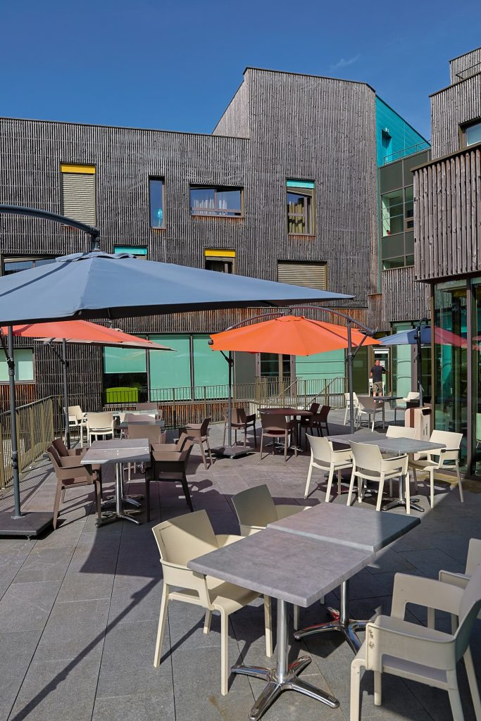 Terrasse aménagée dans le parc avec tables