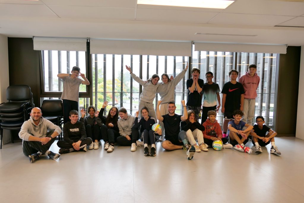 Photo de groupe, élèves de 3ème et Thibaud Lefrançois