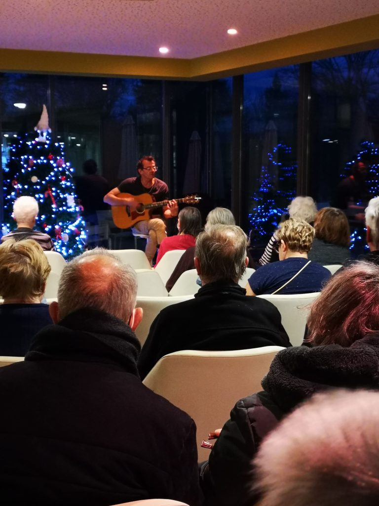 Manu BENOIST chanteur et public